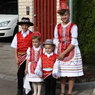 Népviseleti ruhák készítése